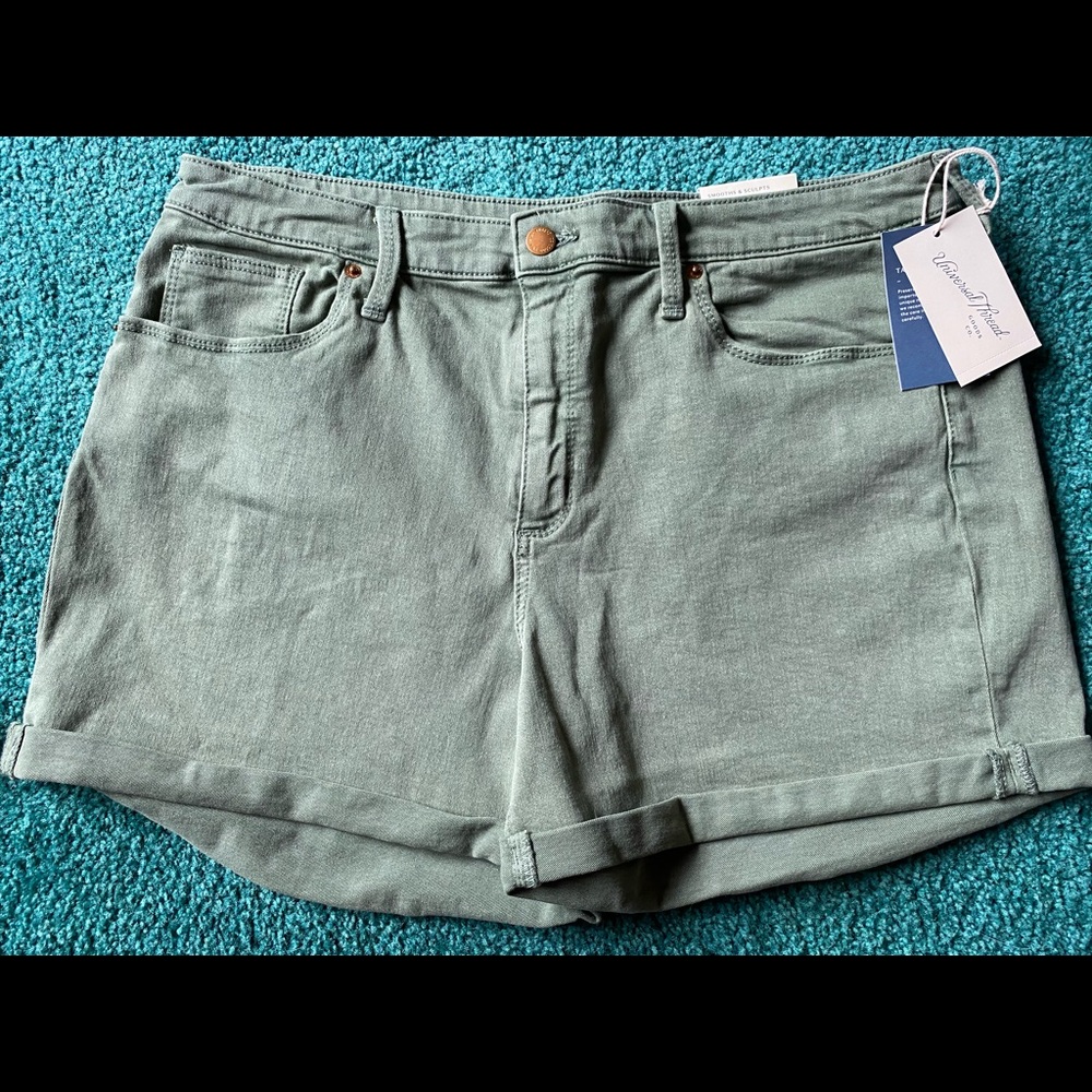 Women’s Universal Thread shorts NWT